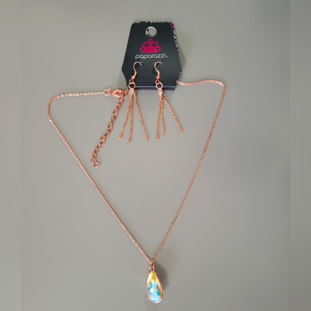 Set of chain necklace with pendant and earrings
